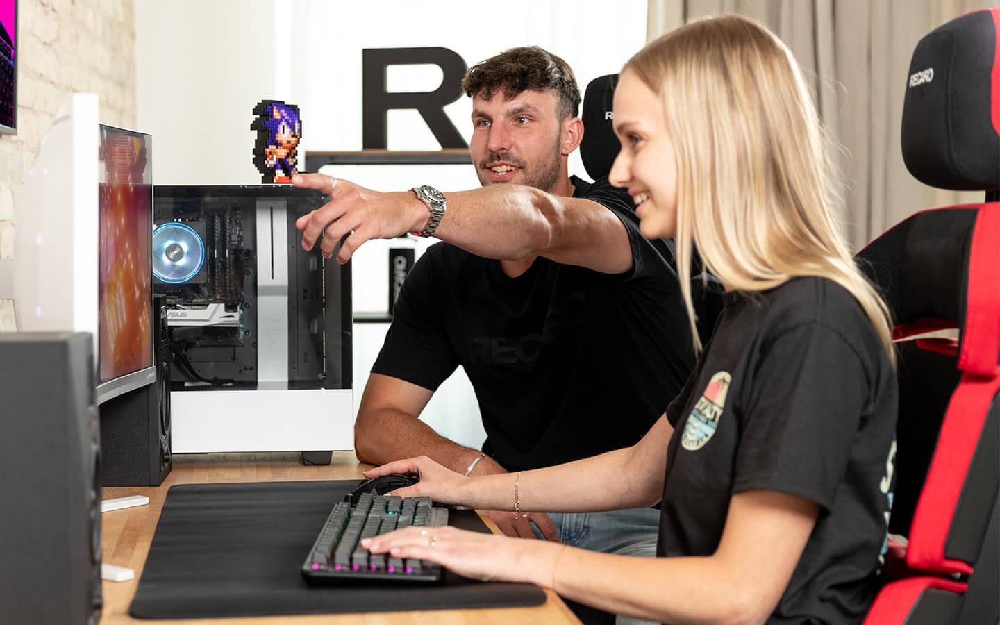 Zwei Gamer auf einem Gaming-Stuhl von RECARO Gaming